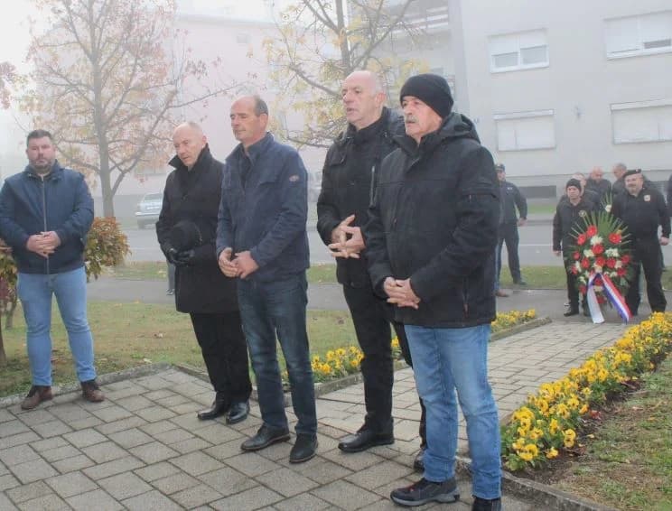 Položeni vijenci u Pleternici ispred spomen-obilježja hrvatskim braniteljima