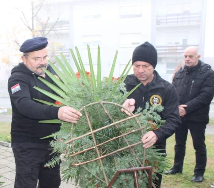 Položeni vijenci u Pleternici ispred spomen-obilježja hrvatskim braniteljima
