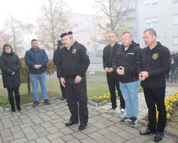 Položeni vijenci u Pleternici ispred spomen-obilježja hrvatskim braniteljima