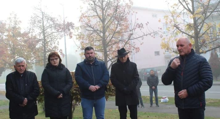 Položeni vijenci u Pleternici ispred spomen-obilježja hrvatskim braniteljima
