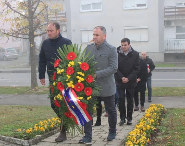 Položeni vijenci u Pleternici ispred spomen-obilježja hrvatskim braniteljima