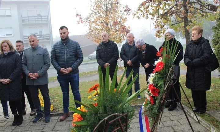 Položeni vijenci u Pleternici ispred spomen-obilježja hrvatskim braniteljima