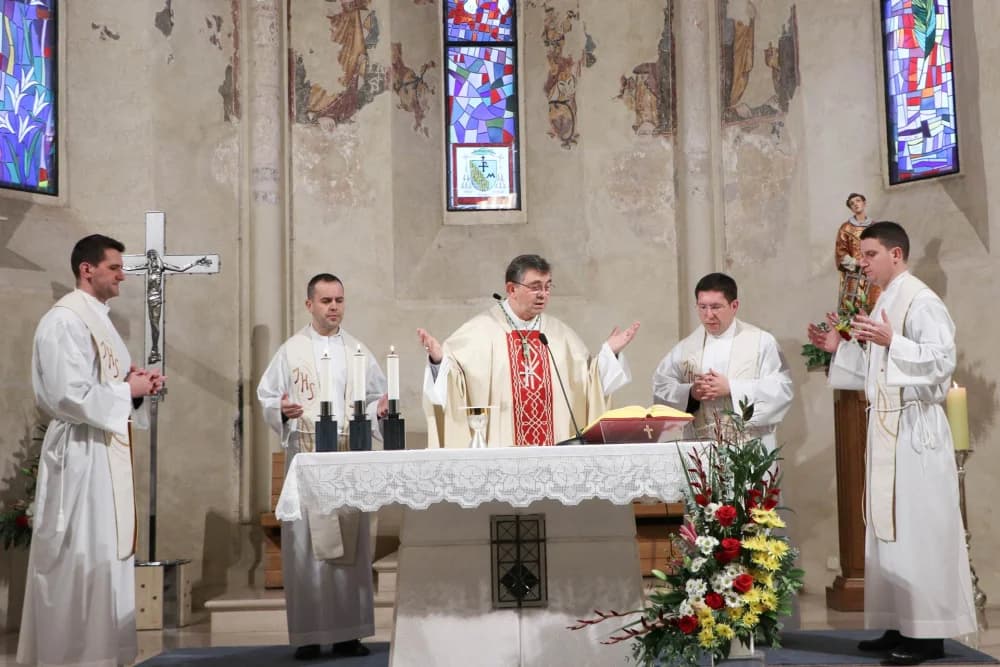 Misa za hrvatske branitelje prigodom Dana sjećanja na žrtvu Vukovara i Škabrnje u Požegi