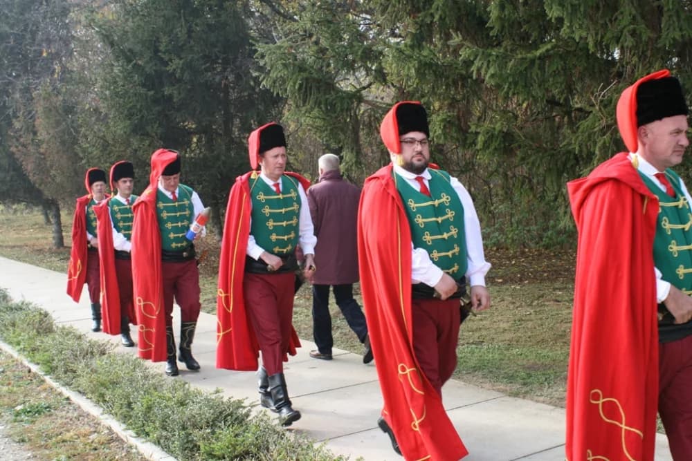 ʼTrenkovi panduriʼ subotu su iskoristili za obilazak Vukovara, uz počasti zapalili i položili svijeće za sve žrtve Domovinskog rata