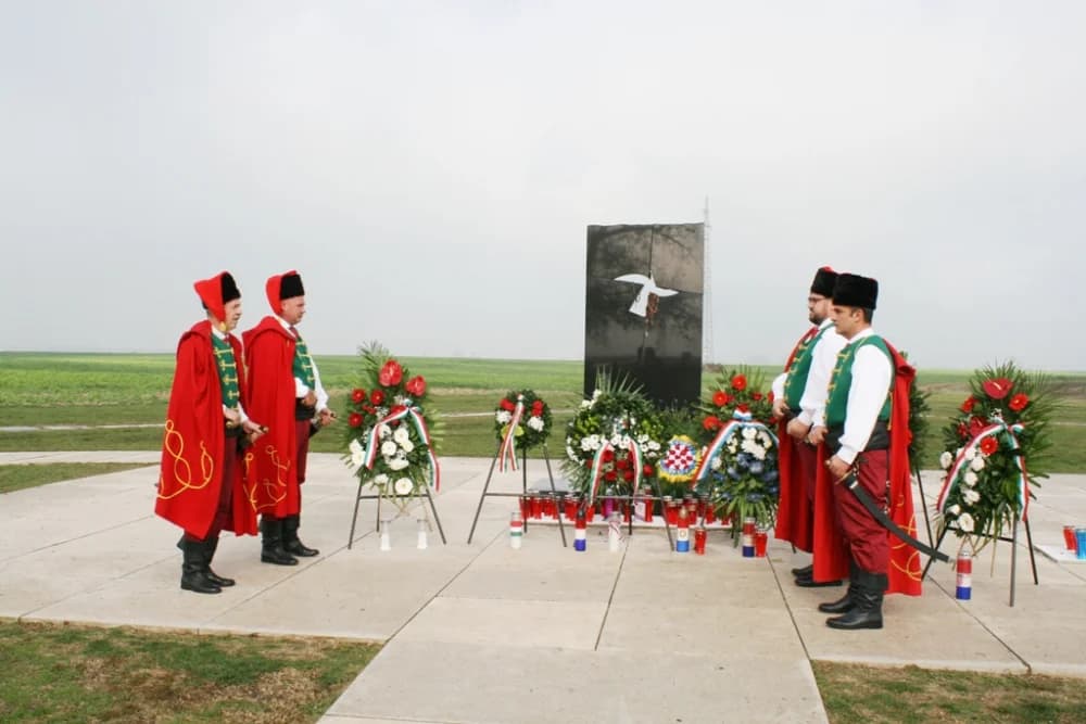 ʼTrenkovi panduriʼ subotu su iskoristili za obilazak Vukovara, uz počasti zapalili i položili svijeće za sve žrtve Domovinskog rata