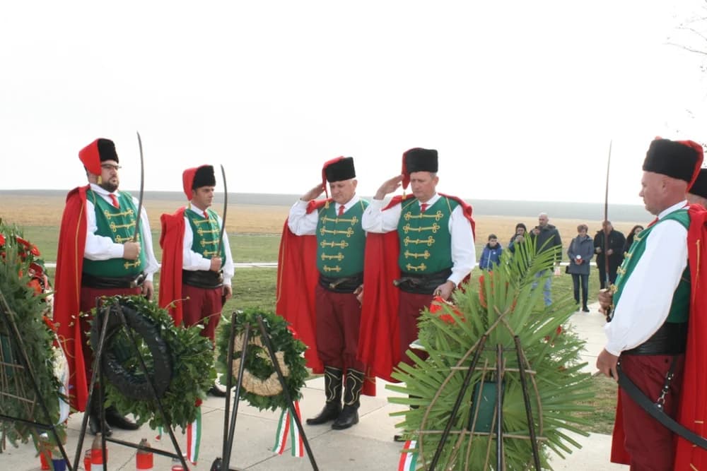 ʼTrenkovi panduriʼ subotu su iskoristili za obilazak Vukovara, uz počasti zapalili i položili svijeće za sve žrtve Domovinskog rata