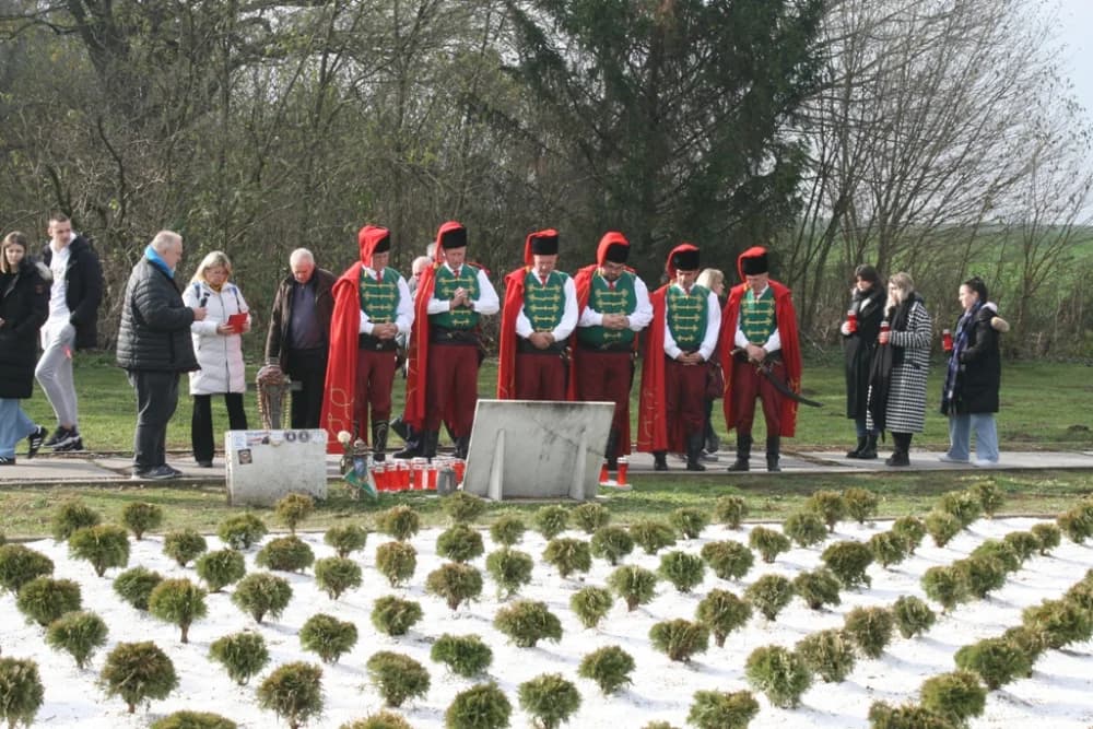 ʼTrenkovi panduriʼ subotu su iskoristili za obilazak Vukovara, uz počasti zapalili i položili svijeće za sve žrtve Domovinskog rata