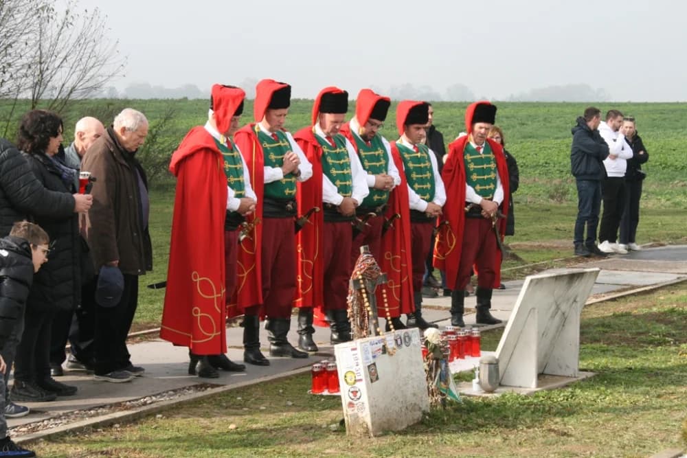 ʼTrenkovi panduriʼ subotu su iskoristili za obilazak Vukovara, uz počasti zapalili i položili svijeće za sve žrtve Domovinskog rata