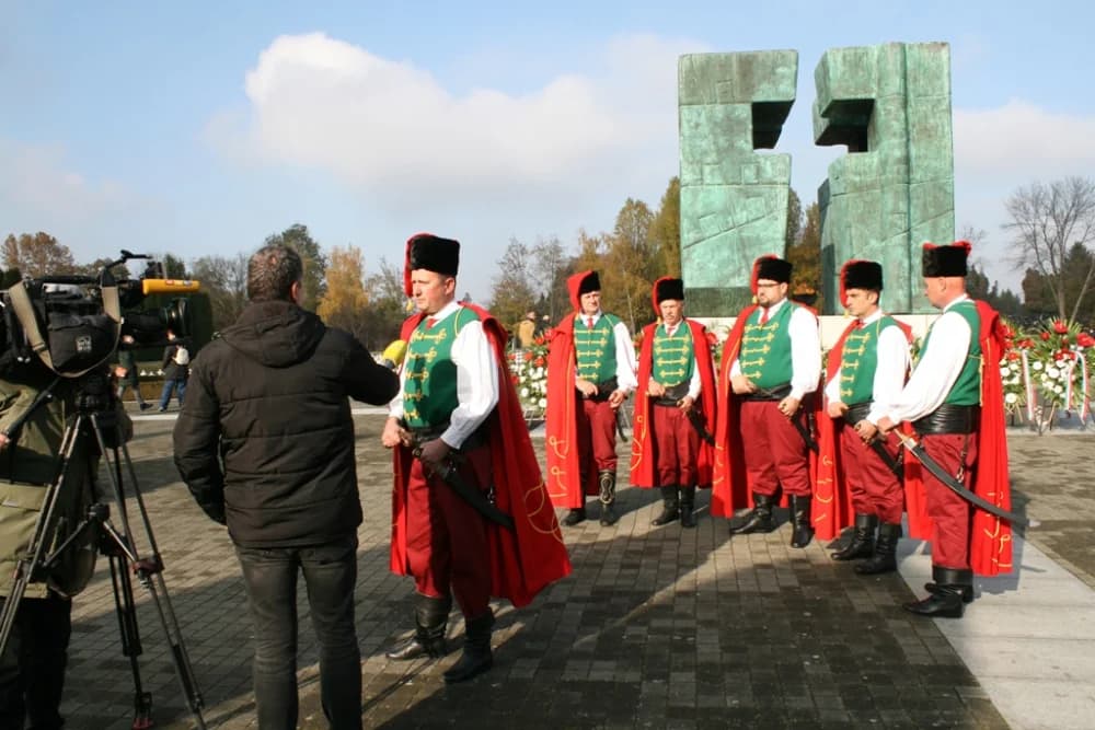 ʼTrenkovi panduriʼ subotu su iskoristili za obilazak Vukovara, uz počasti zapalili i položili svijeće za sve žrtve Domovinskog rata