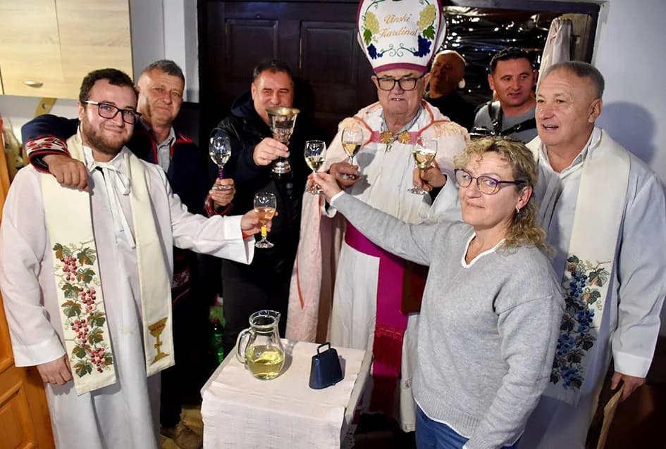MARTINJA NA VELIKOM KAMENU IZNAD POŽEGE: Alen Klobučar vinski kum obitelji Hodak