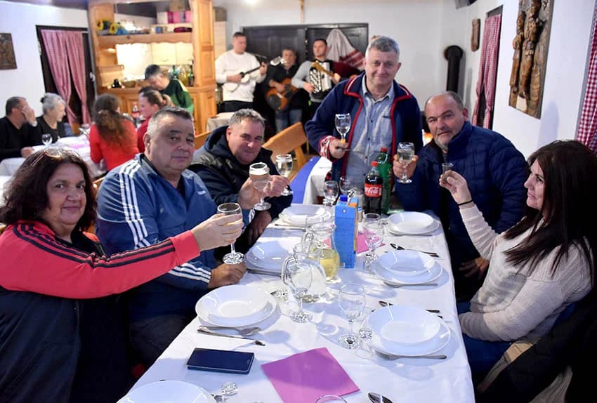 MARTINJA NA VELIKOM KAMENU IZNAD POŽEGE: Alen Klobučar vinski kum obitelji Hodak