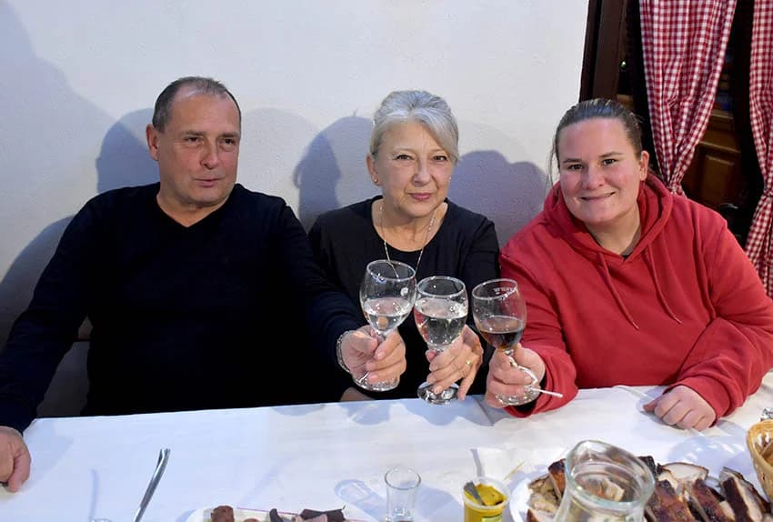 MARTINJA NA VELIKOM KAMENU IZNAD POŽEGE: Alen Klobučar vinski kum obitelji Hodak