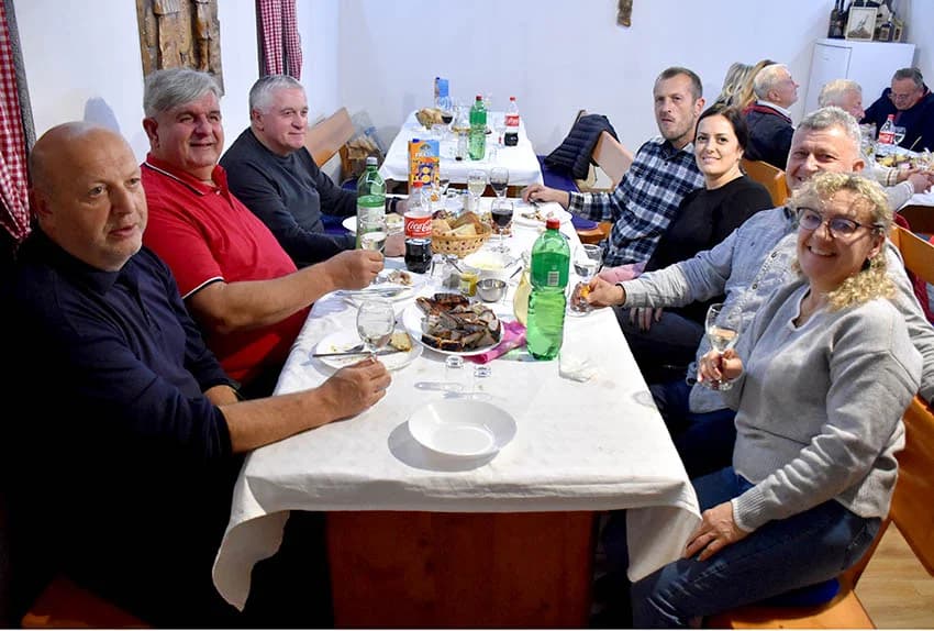 MARTINJA NA VELIKOM KAMENU IZNAD POŽEGE: Alen Klobučar vinski kum obitelji Hodak