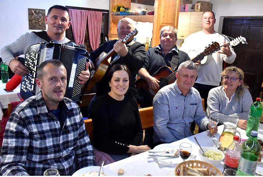 MARTINJA NA VELIKOM KAMENU IZNAD POŽEGE: Alen Klobučar vinski kum obitelji Hodak