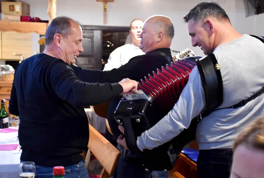 MARTINJA NA VELIKOM KAMENU IZNAD POŽEGE: Alen Klobučar vinski kum obitelji Hodak