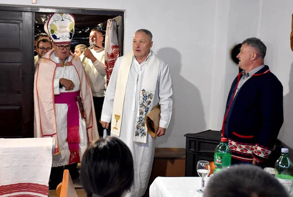 MARTINJA NA VELIKOM KAMENU IZNAD POŽEGE: Alen Klobučar vinski kum obitelji Hodak