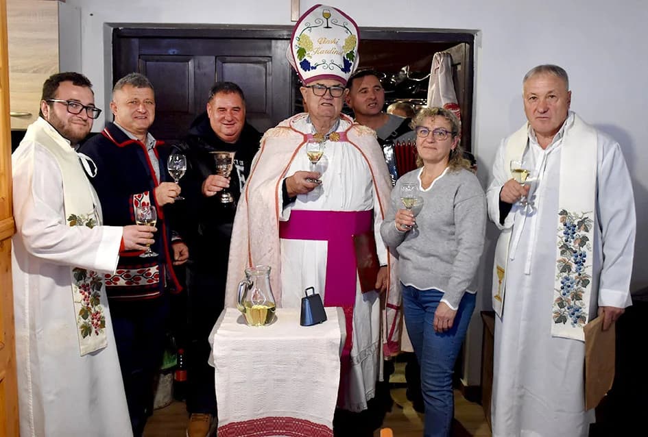 MARTINJA NA VELIKOM KAMENU IZNAD POŽEGE: Alen Klobučar vinski kum obitelji Hodak