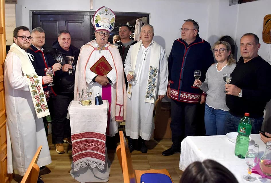 MARTINJA NA VELIKOM KAMENU IZNAD POŽEGE: Alen Klobučar vinski kum obitelji Hodak