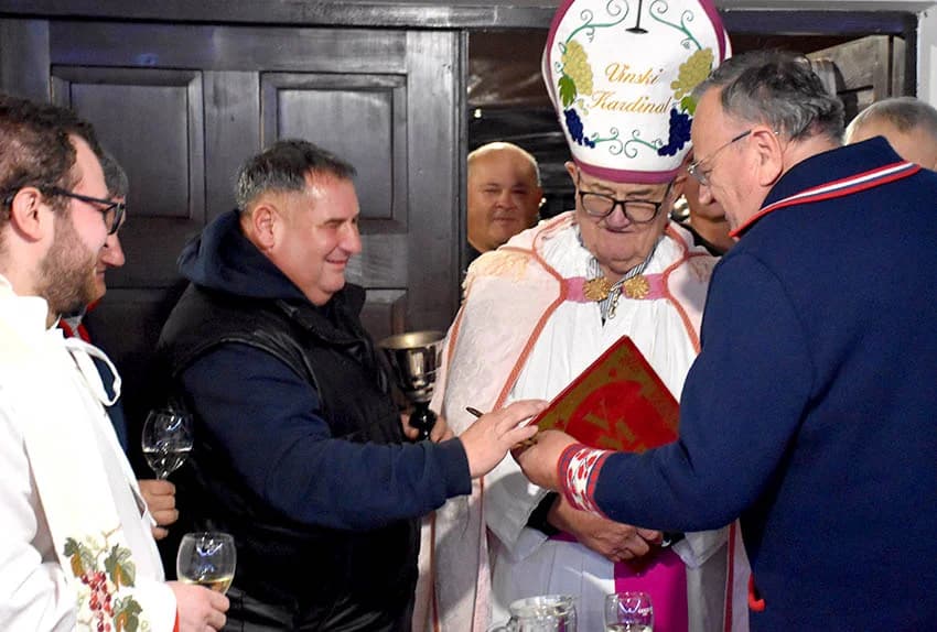 MARTINJA NA VELIKOM KAMENU IZNAD POŽEGE: Alen Klobučar vinski kum obitelji Hodak