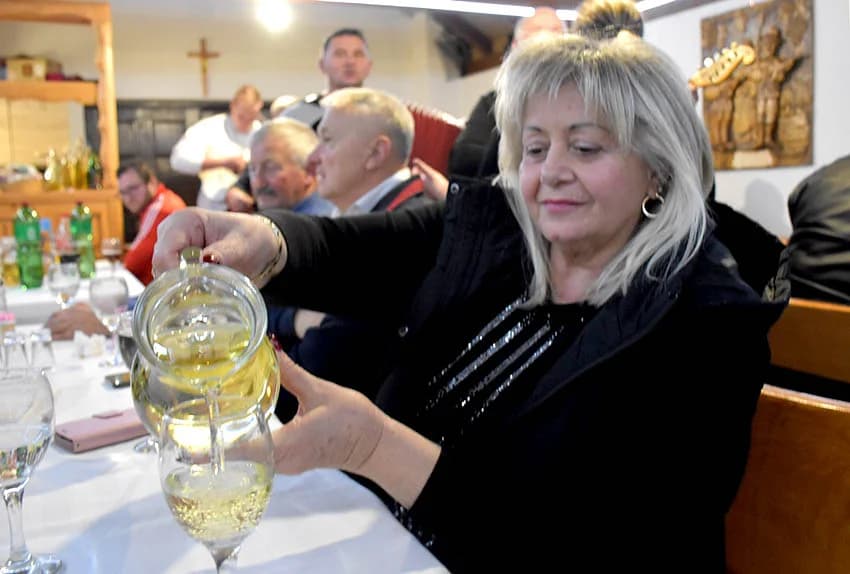 MARTINJA NA VELIKOM KAMENU IZNAD POŽEGE: Alen Klobučar vinski kum obitelji Hodak