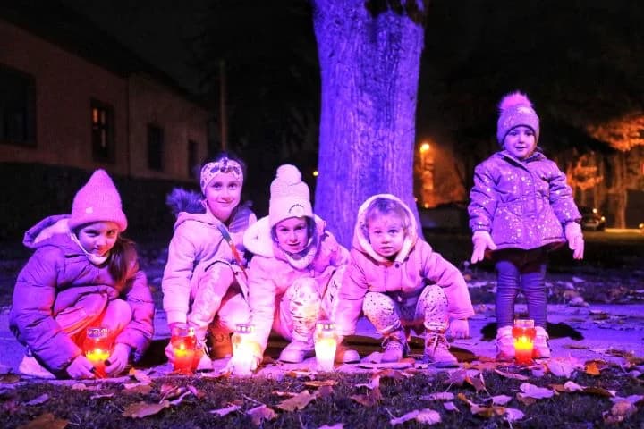 Ispred Gradske kuće u Pleternici zapaljeni lampioni za žrtve Vukovara i Škabrnje