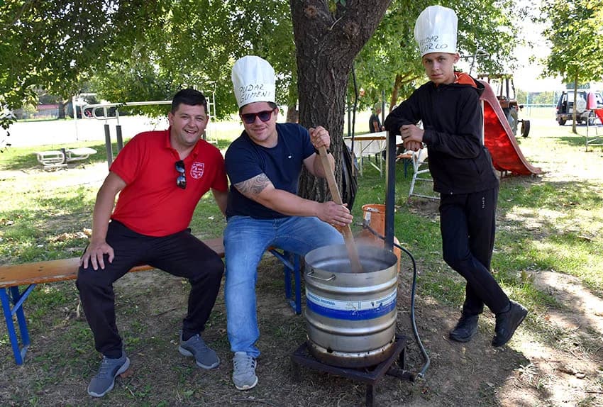 [FOTOGALERIJA] Pudar Petar Marjanović Čajo skuhao najbolji kotlić