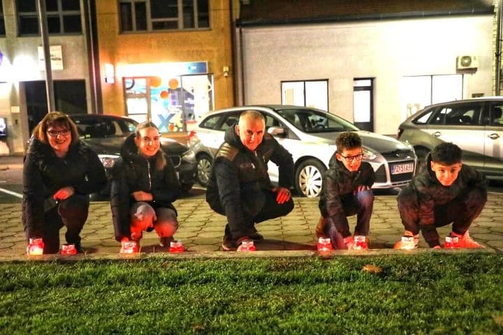 Ispred Gradske kuće u Pleternici zapaljeni lampioni za žrtve Vukovara i Škabrnje