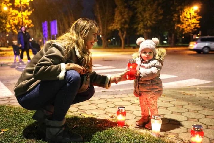 Ispred Gradske kuće u Pleternici zapaljeni lampioni za žrtve Vukovara i Škabrnje