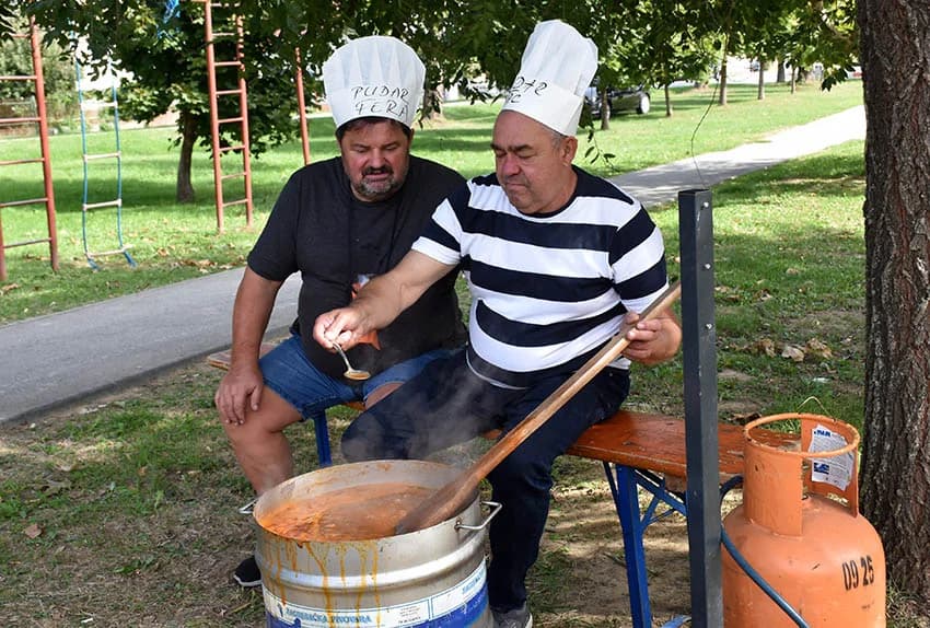 [FOTOGALERIJA] Pudar Petar Marjanović Čajo skuhao najbolji kotlić