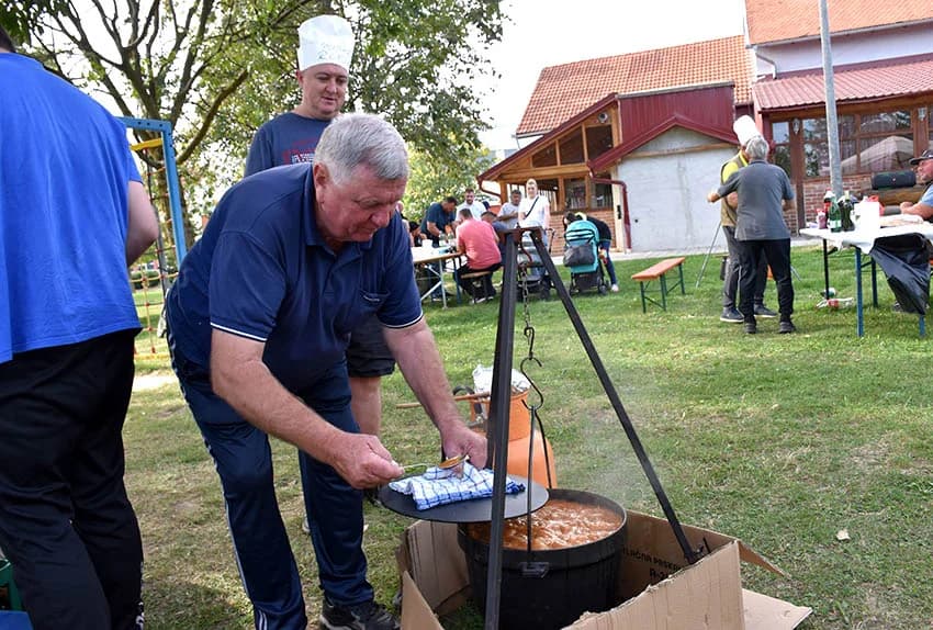 [FOTOGALERIJA] Pudar Petar Marjanović Čajo skuhao najbolji kotlić