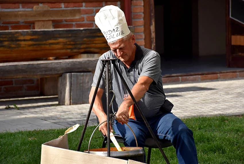 [FOTOGALERIJA] Pudar Petar Marjanović Čajo skuhao najbolji kotlić