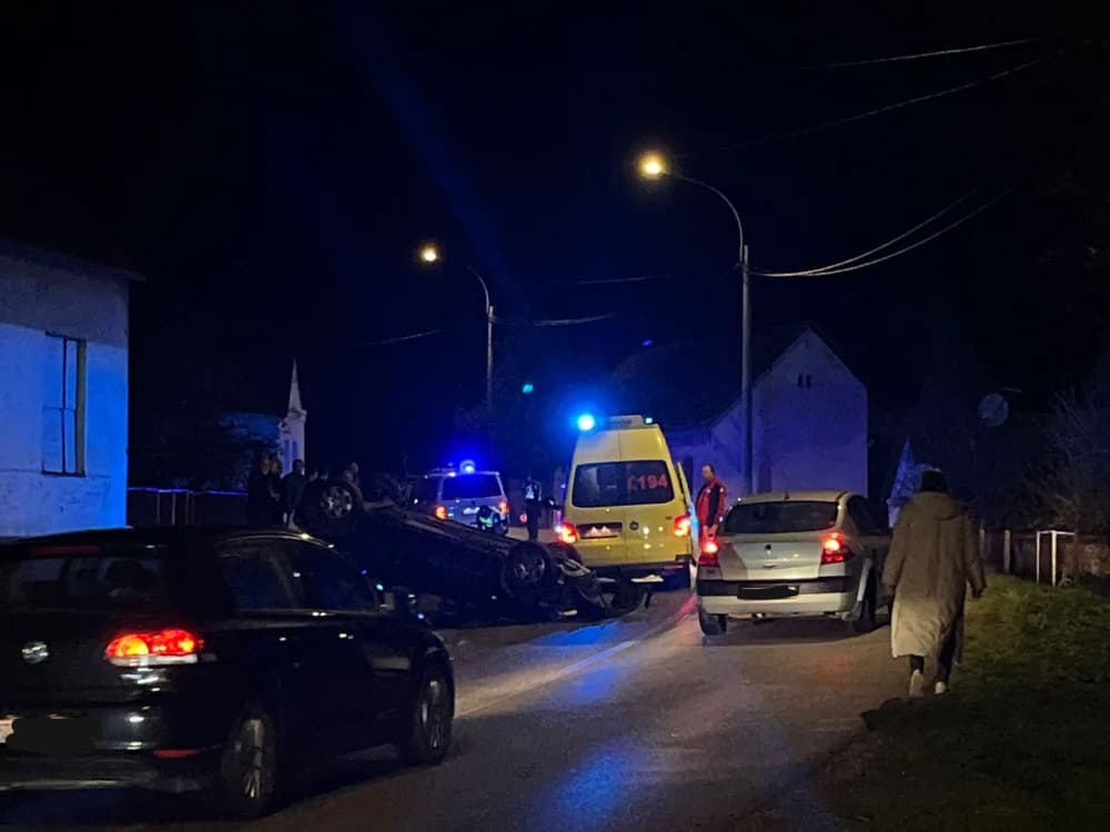 Sletio s ceste automobilom i prevrnuo se na krov - liječnička ekipa pruža medicinsku pomoć ozlijeđenima