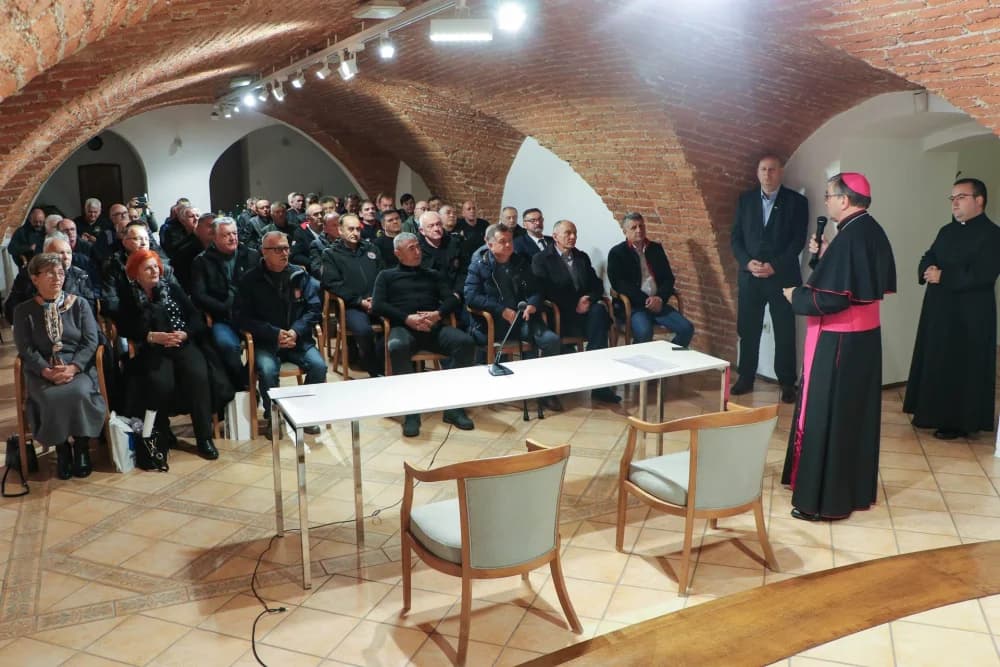 Biskup Ivo primio predstavnike braniteljskih udruga: ʼRadujem se zbog ovoga prvog susreta s vamaʼ