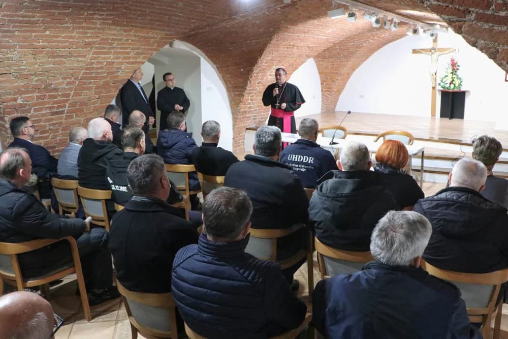 Biskup Ivo primio predstavnike braniteljskih udruga: ʼRadujem se zbog ovoga prvog susreta s vamaʼ