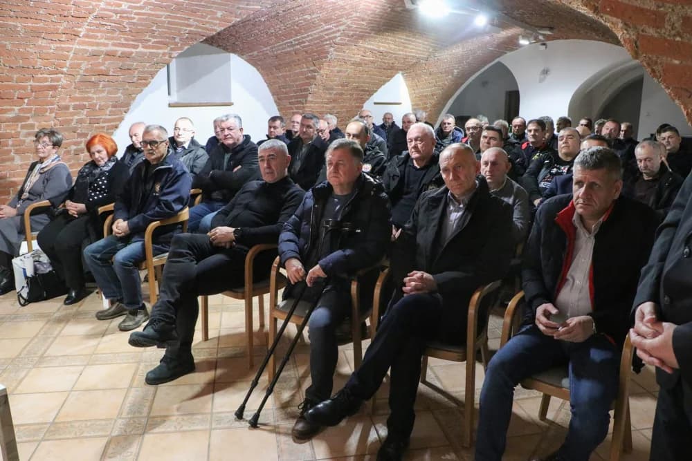 Biskup Ivo primio predstavnike braniteljskih udruga: ʼRadujem se zbog ovoga prvog susreta s vamaʼ