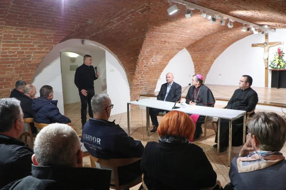 Biskup Ivo primio predstavnike braniteljskih udruga: ʼRadujem se zbog ovoga prvog susreta s vamaʼ