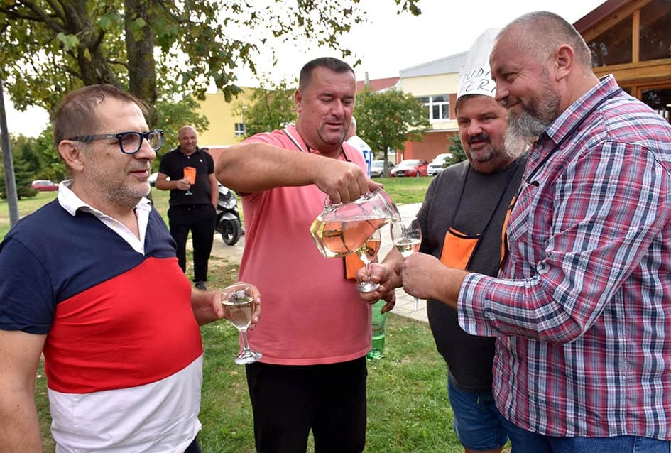 [FOTOGALERIJA] Pudar Petar Marjanović Čajo skuhao najbolji kotlić