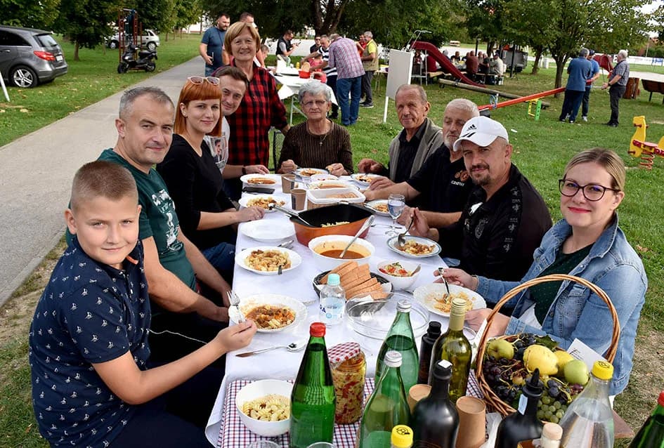 [FOTOGALERIJA] Pudar Petar Marjanović Čajo skuhao najbolji kotlić