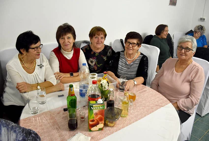 KATARINSKU ZABAVU ODRŽALI VELIČKI UMIROVLJENICI: Prigodno darivane tri Katarine