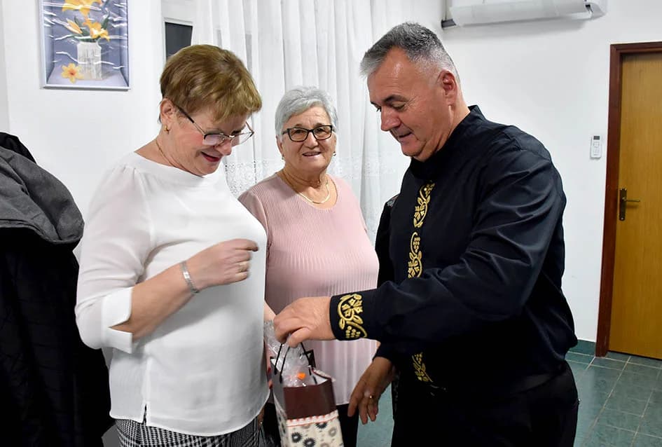 KATARINSKU ZABAVU ODRŽALI VELIČKI UMIROVLJENICI: Prigodno darivane tri Katarine