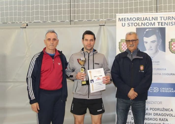 ODRŽAN MEMORIJALNI STOLNOTENISKI TURNIR “ROBERT SESAR“: Prvo mjesto i pehar osvojio Stolnoteniski klub Požega