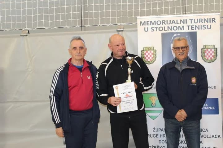 ODRŽAN MEMORIJALNI STOLNOTENISKI TURNIR “ROBERT SESAR“: Prvo mjesto i pehar osvojio Stolnoteniski klub Požega