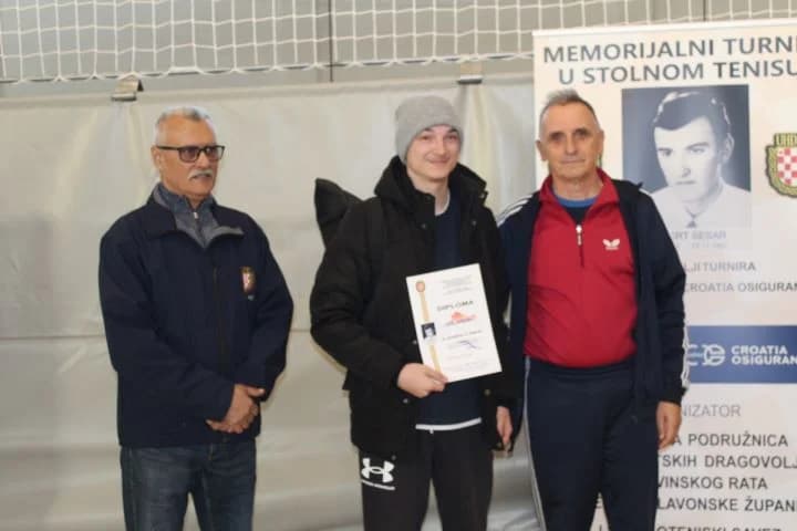 ODRŽAN MEMORIJALNI STOLNOTENISKI TURNIR “ROBERT SESAR“: Prvo mjesto i pehar osvojio Stolnoteniski klub Požega