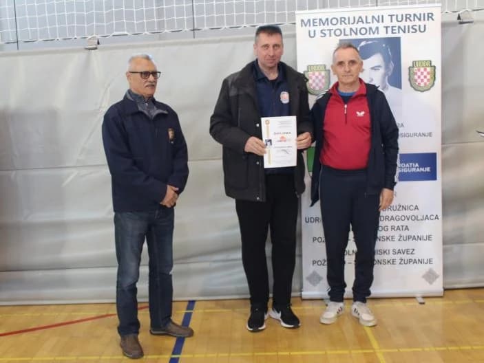 ODRŽAN MEMORIJALNI STOLNOTENISKI TURNIR “ROBERT SESAR“: Prvo mjesto i pehar osvojio Stolnoteniski klub Požega