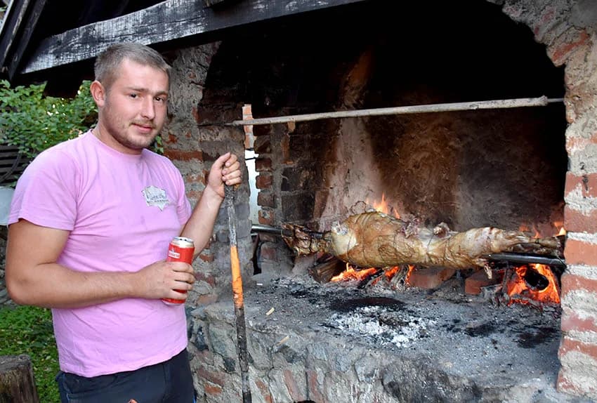 KUTJEVČANIN IMA KRAVU KOJA MUZE GRAŠEVINU PRAVU: Vraćena Ivi Enjingiju, bivšem vlasniku