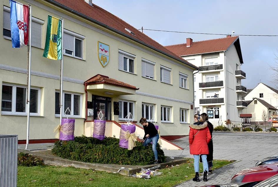 Sve je spremno za advent u Kutjevu i paljenje prve svijeće na Trgu Graševine