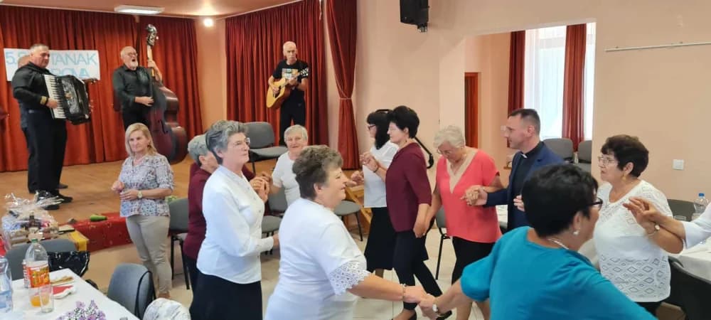 Umirovljenici Ledena berba nastupili u mađarskom Kačmaru [FOTO]