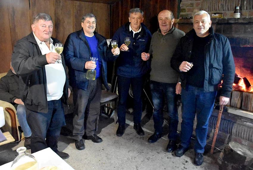 VINSKI KARDINAL VLADO BAUER ZAVRŠIO MARTINJSKI POHOD - Rekordni 16. obred krštenja vina u Matinom vinogradu