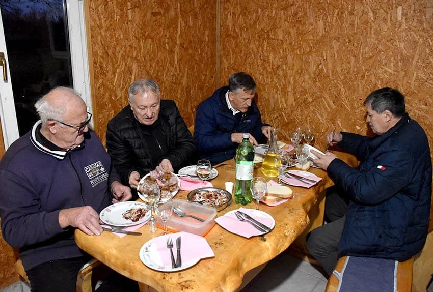 VINSKI KARDINAL VLADO BAUER ZAVRŠIO MARTINJSKI POHOD - Rekordni 16. obred krštenja vina u Matinom vinogradu