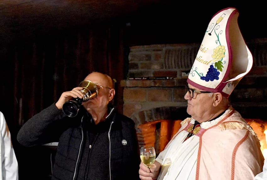 VINSKI KARDINAL VLADO BAUER ZAVRŠIO MARTINJSKI POHOD - Rekordni 16. obred krštenja vina u Matinom vinogradu